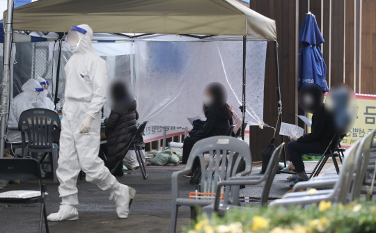 국내 신종 코로나바이러스 감염증(코로나19) 확산세가 점차 거세지면서 18일 신규 확진자 수가 300명대로 급증했다. [연합뉴스]